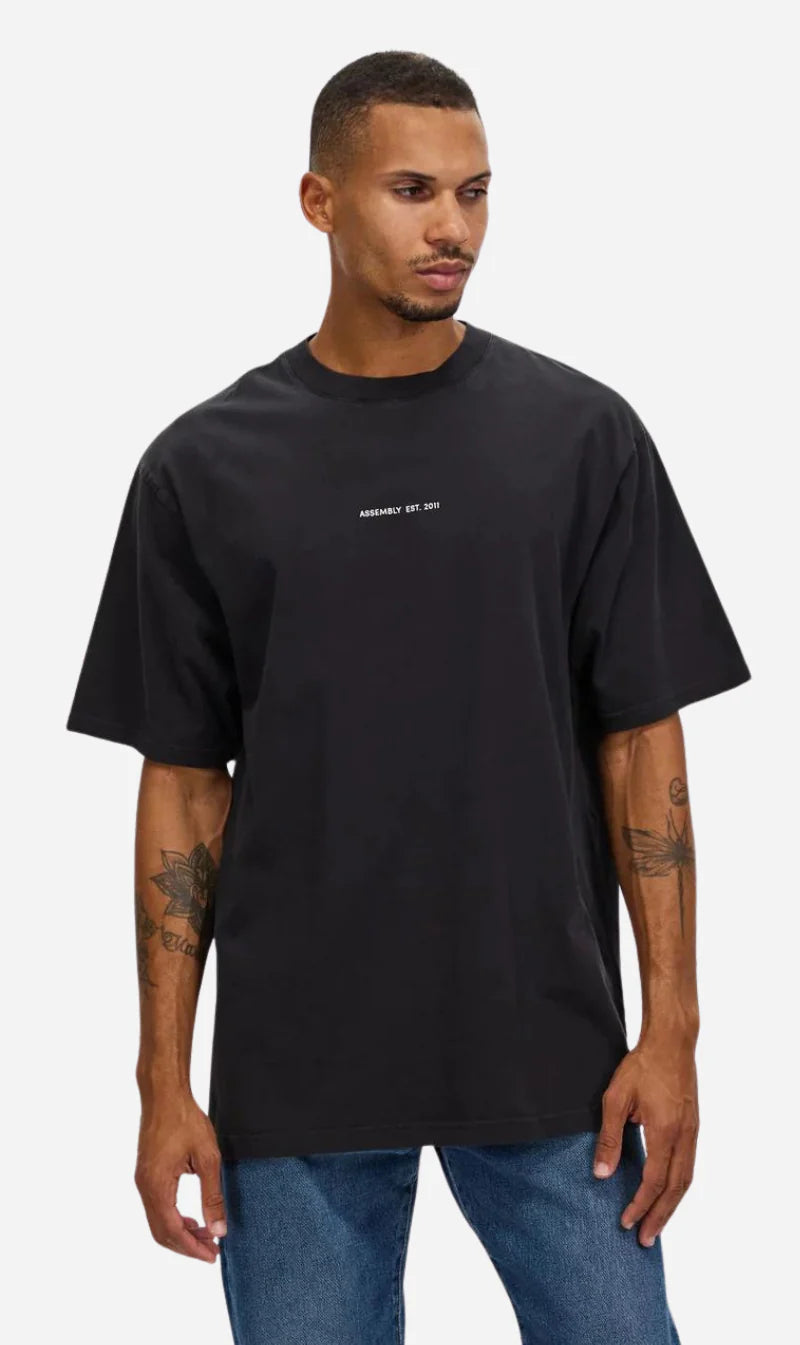 ASSEMBLY LABEL // Mens Established Tee TRUE BLACK/WHITE