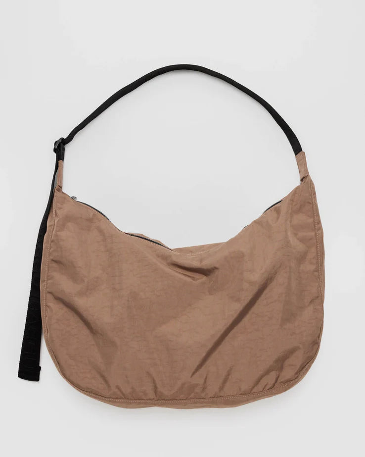 BAGGU // LARGE Nylon Crescent Bag COCOA