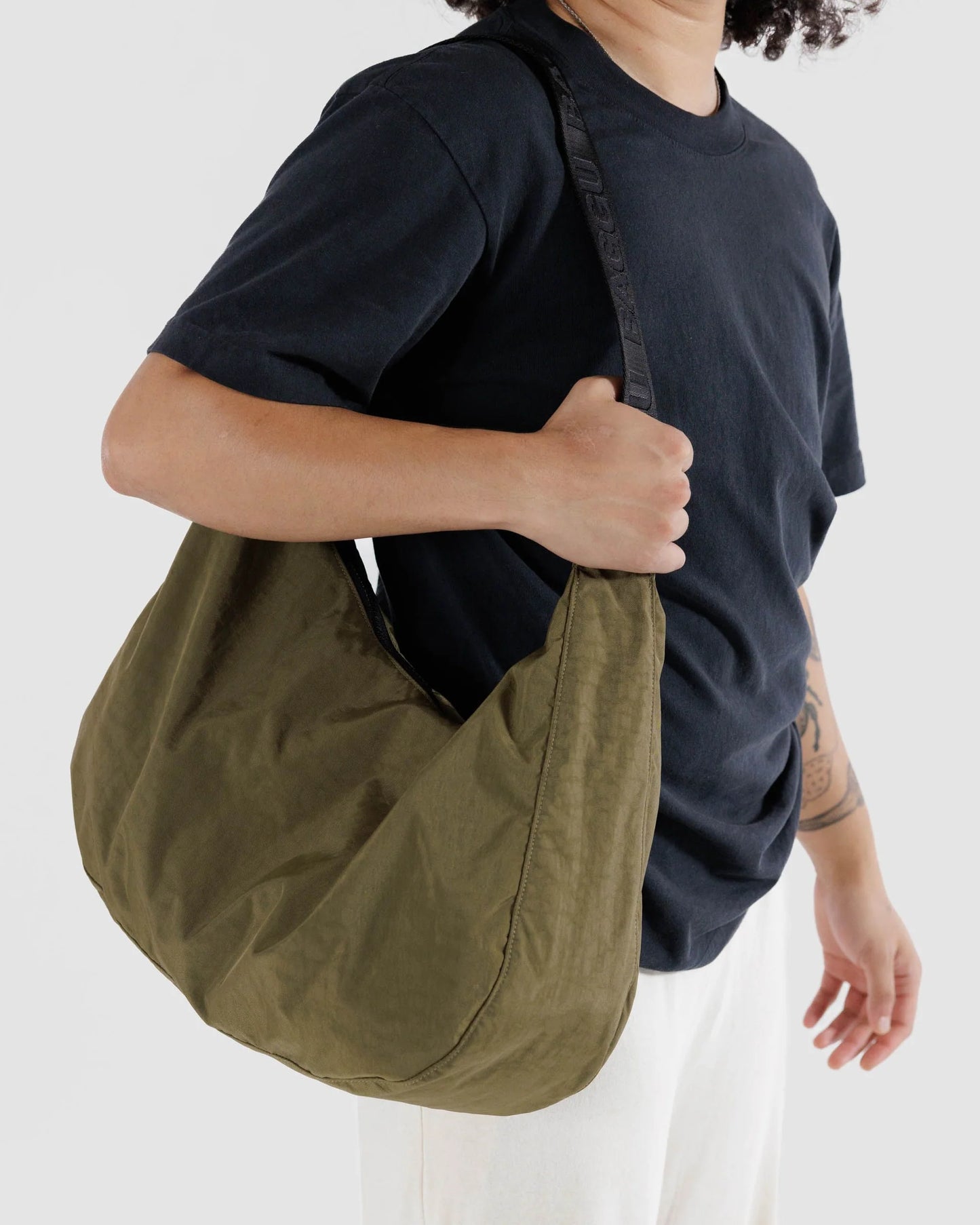 BAGGU // LARGE Nylon Crescent Bag SEAWEED