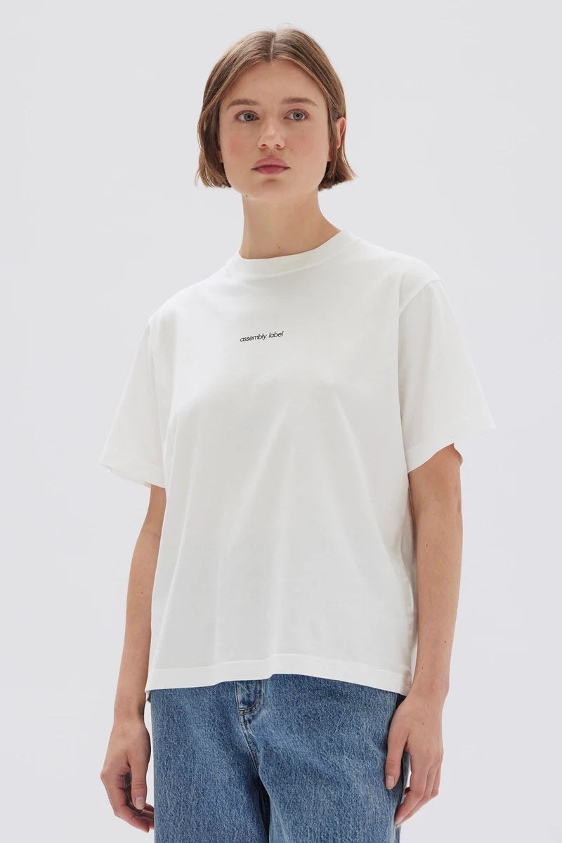 ASSEMBLY LABEL // Exhibited Print Tee ANTIQUE WHITE